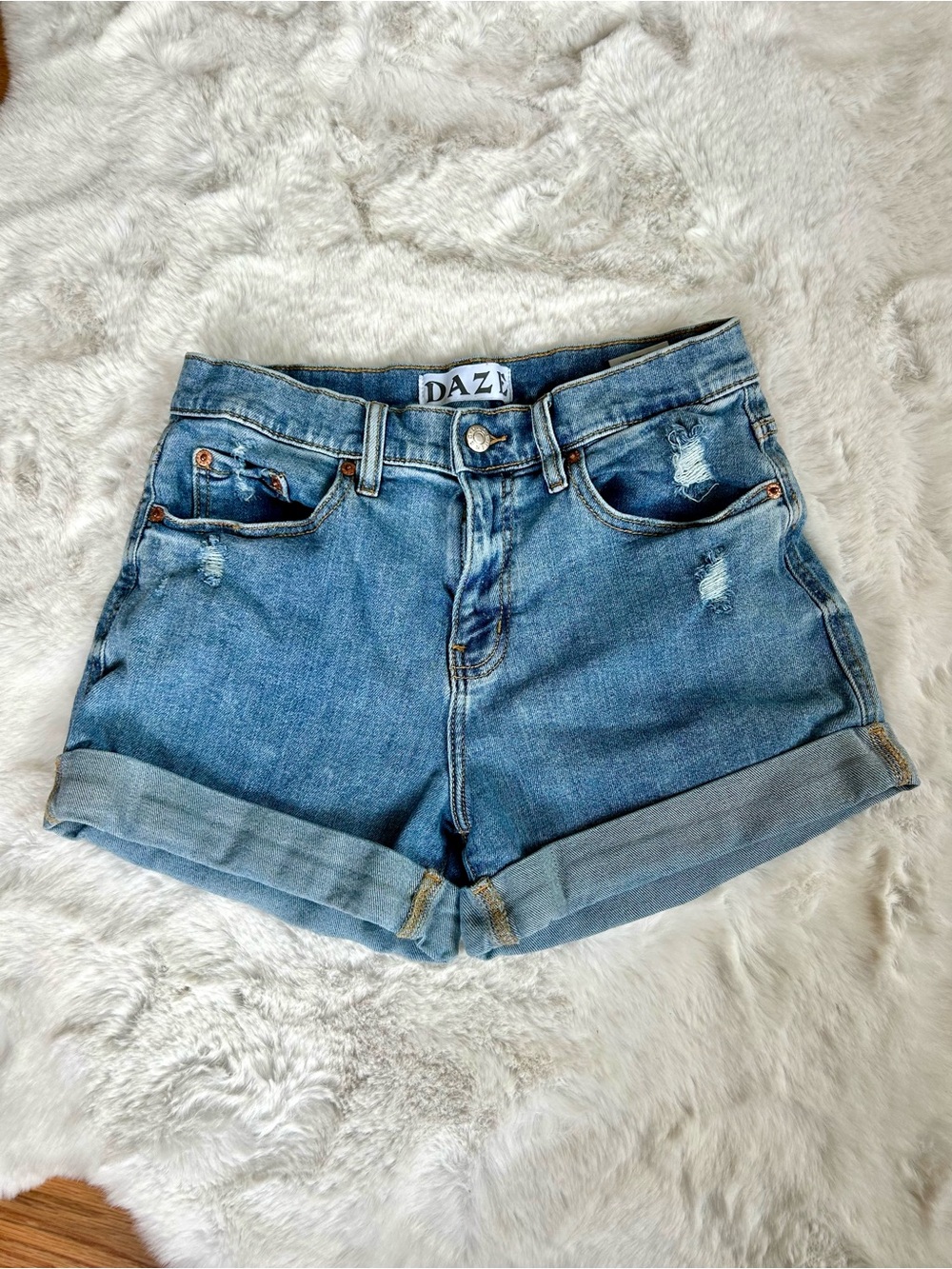 Daze Women's Washed Blue Denim Rolled-Hem Shorts 27